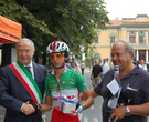 Il campione italiano Monti premiato prima del via  